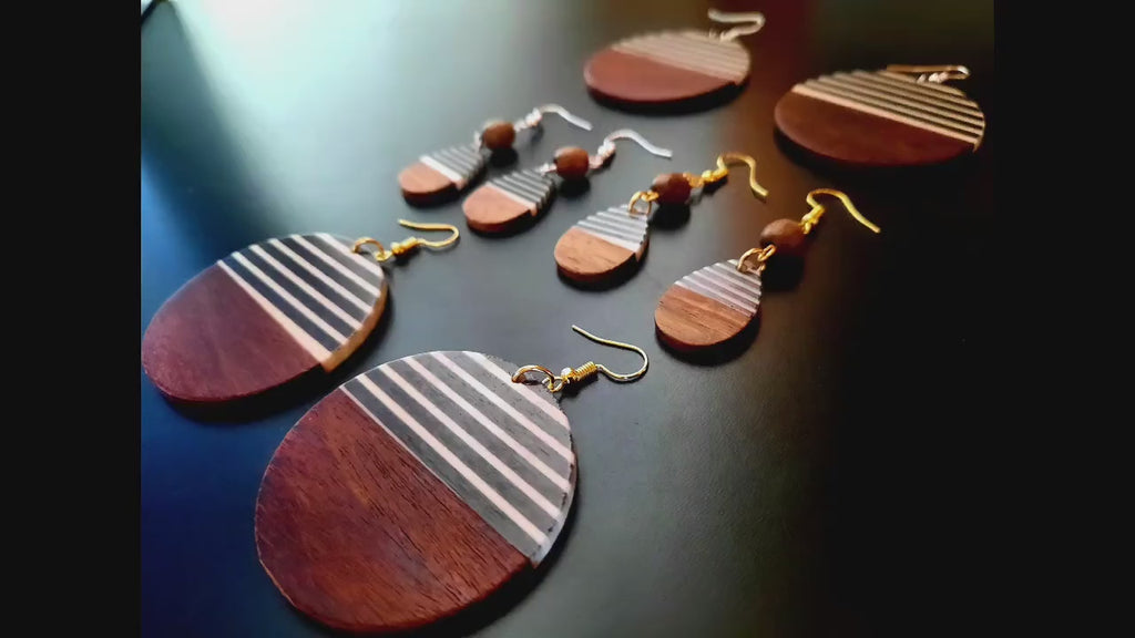 Black-white-brown striped wooden earrings in round shape made of walnut wood and resin, new, handmade earrings from Germany, 4-6 cm