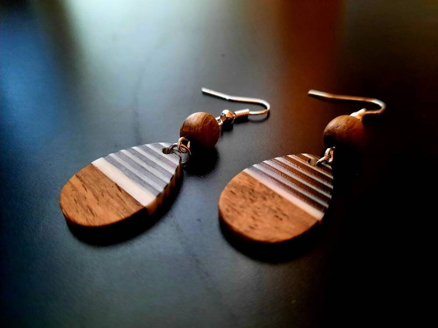 Black-white-brown striped wooden earrings in round shape made of walnut wood and resin, new, handmade earrings from Germany, 4-6 cm
