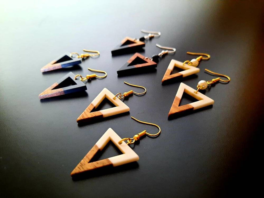 White hanging earrings with brown triangles with pearl & triangular hole, walnut wood and synthetic resin, handmade earrings, Germany, 5 cm