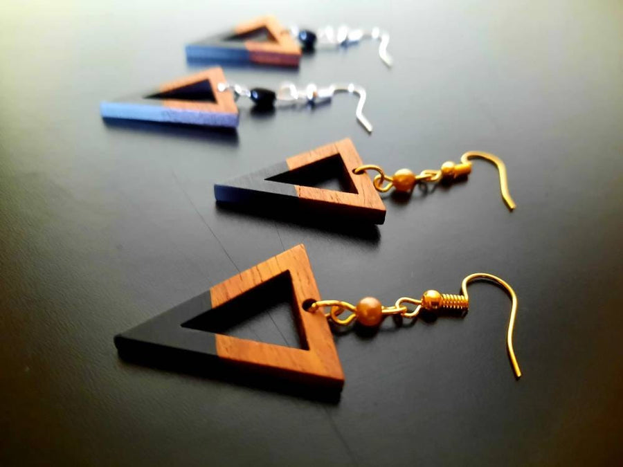 Black-brown wooden earrings in the form of triangles with hole and pearl, walnut wood and resin, new, handmade earrings, Germany, 5 cm