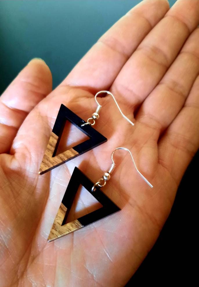 Cream-transparent wooden earrings in the form of triangles with hole, walnut wood and resin, new, handmade earrings from Germany, 5 cm