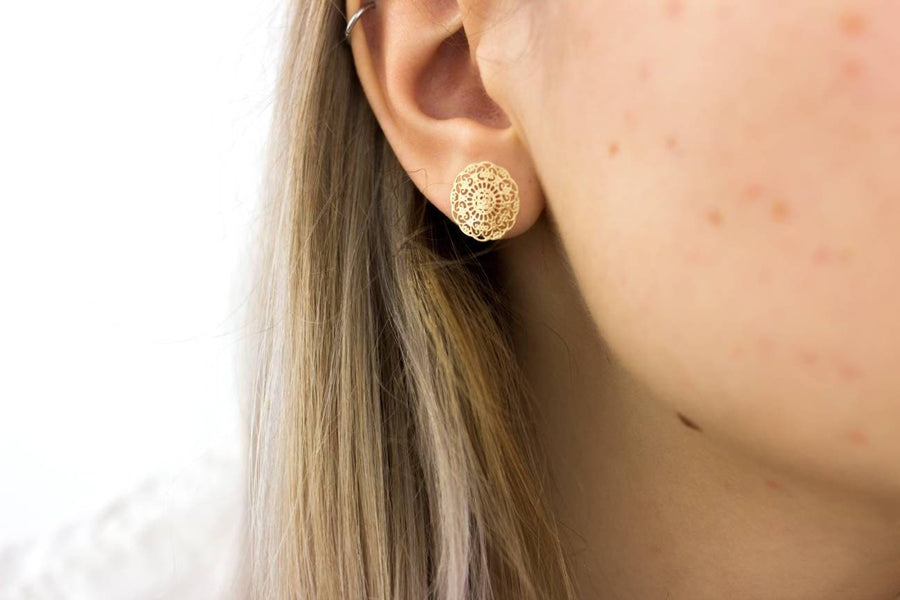 Rose gold gilded ornaments, filigree stud earrings with a fine pattern, the circular ornament is 1 cm tall, earrings with gold stopper