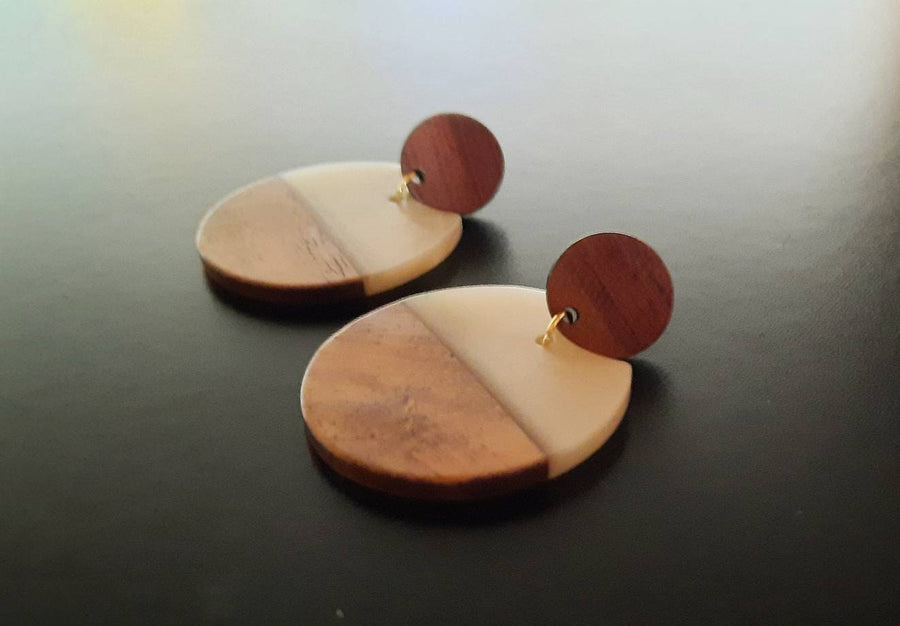White-brown wooden earrings/ ear studs, circles made of walnut wood and white synthetic resin, handmade hanging earrings from Germany, 6 cm, new