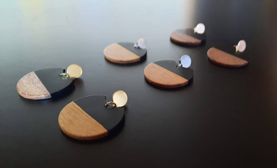 Black-brown wooden earrings / earrings, circles made of walnut wood and black synthetic resin, handmade hanging earrings from Germany, 6 cm