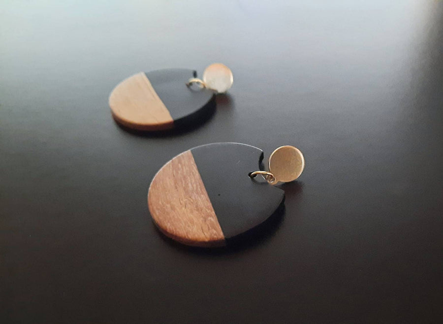 Black-brown wooden earrings / earrings, circles made of walnut wood and black synthetic resin, handmade hanging earrings from Germany, 6 cm