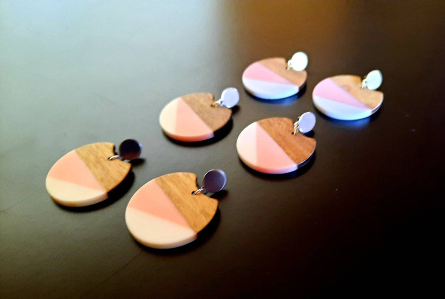 Pink-white wooden earrings / studs, circles made of walnut wood with triangles, colored synthetic resin, handmade, earrings from Germany, 6 cm
