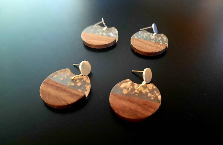 Golden ear studs made of wood, circles made of walnut wood, synthetic resin & gold foil, handmade wooden / hanging earrings from Germany, 4 cm, round
