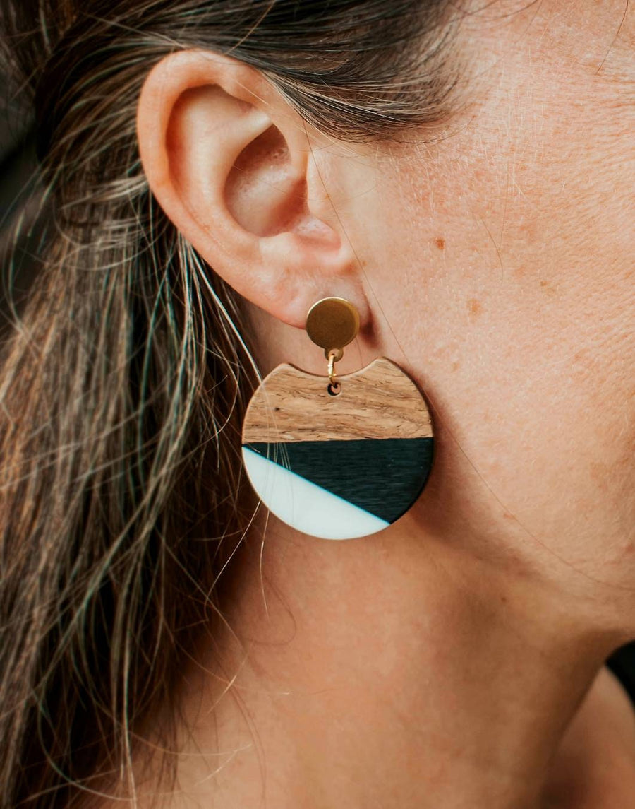 Pink-white wooden earrings / studs, circles made of walnut wood with triangles, colored synthetic resin, handmade, earrings from Germany, 6 cm