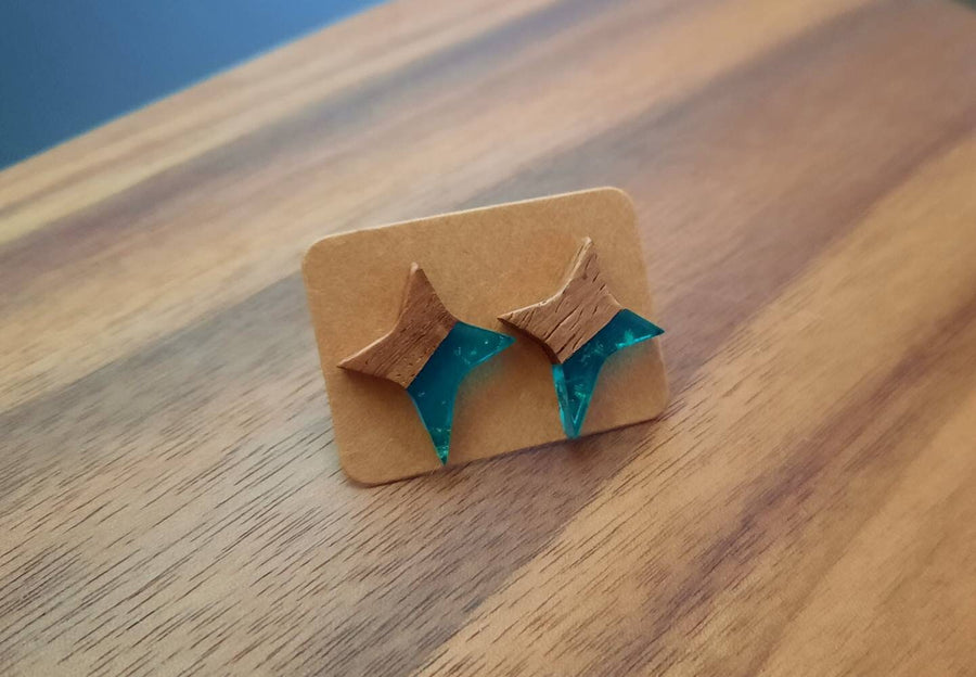 White-brown earrings made of walnut wood and synthetic resin, wooden earrings in white, star-shaped, handmade earrings from Germany, 1 cm
