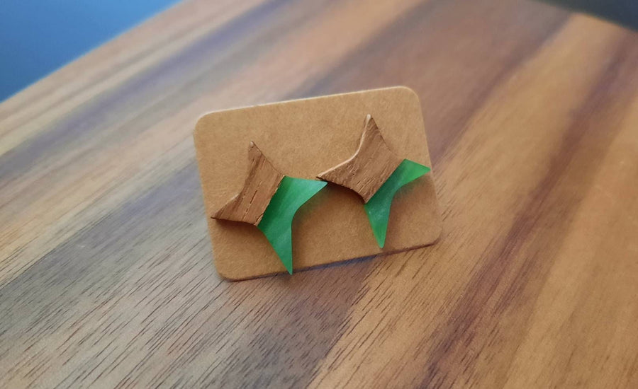 Green-brown earrings made of walnut wood and synthetic resin, wooden earrings in green, star-shaped, handmade earrings from Germany, 1 cm