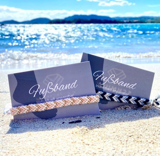 Sonne, Strand und Fußbändchen: Robuster Fußschmuck für den Strand