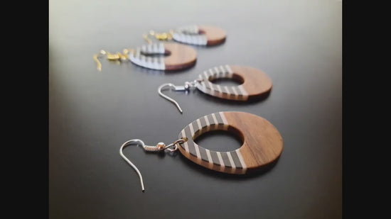 Black-white-brown striped wooden earrings in teardrop shape, made of walnut wood and resin, new, handmade earrings from Germany, 4-6 cm