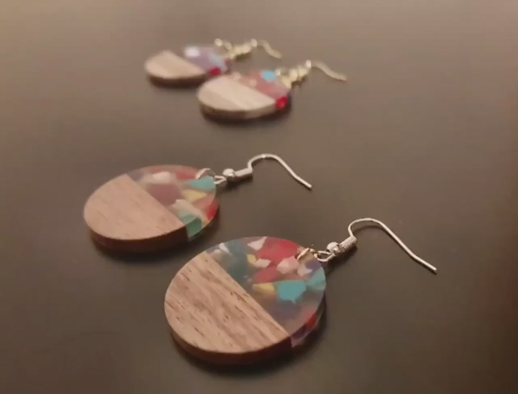 Colorful wooden earrings, circular, walnut wood, resin with splashes of color, handmade, hanging earrings, handmade earrings from Germany