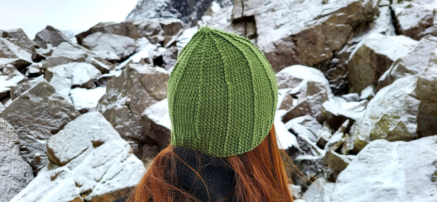 Dunkelgrüne Beanie-Mütze für Damen aus Merinowolle