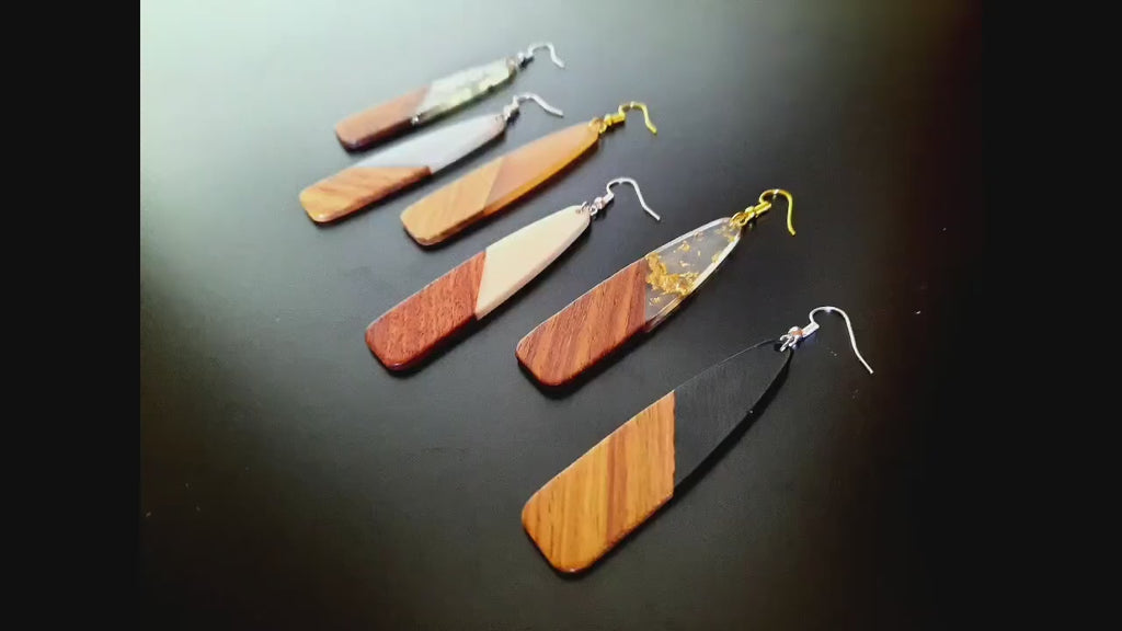 Light grey-brown wooden earrings in the form of elongated tears, made of walnut wood and grey synthetic resin, handmade earrings, Germany, 8 cm