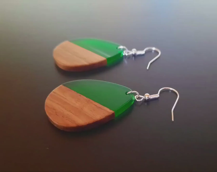 Green-brown wooden earrings, teardrop-shaped walnut wood, green synthetic resin and real wood, handmade earrings from Germany, 5 cm, new