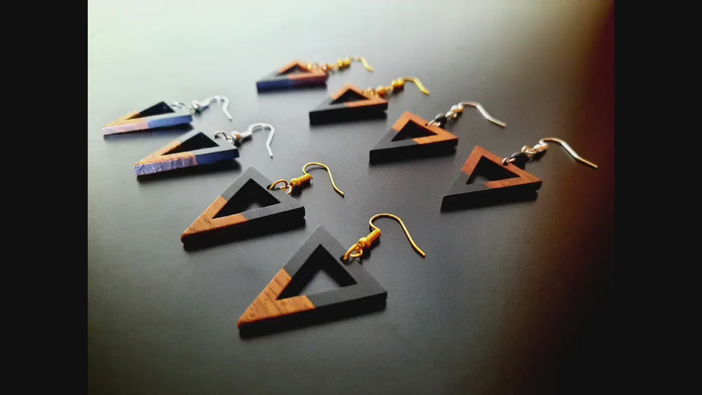 Black-brown wooden earrings in the form of triangles with hole and pearl, walnut wood and resin, new, handmade earrings, Germany, 5 cm