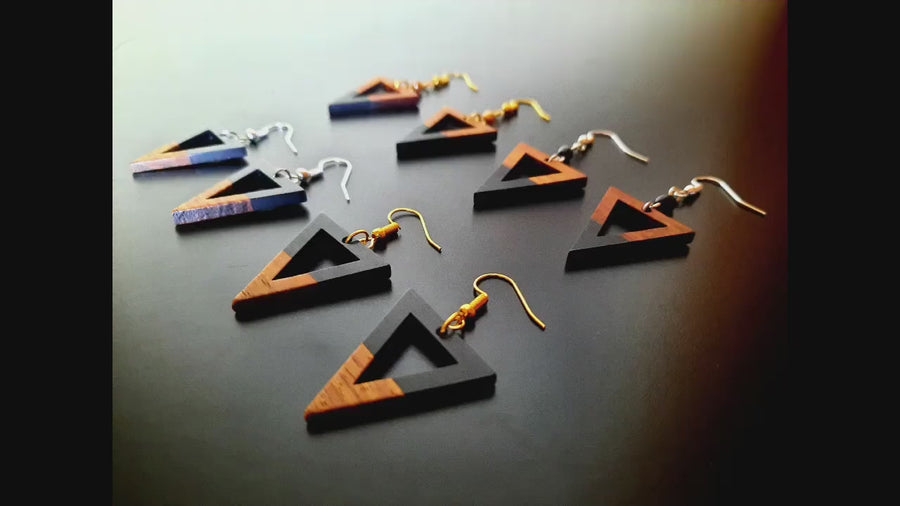 Black-brown wooden earrings in the form of triangles with hole and pearl, walnut wood and resin, new, handmade earrings, Germany, 5 cm