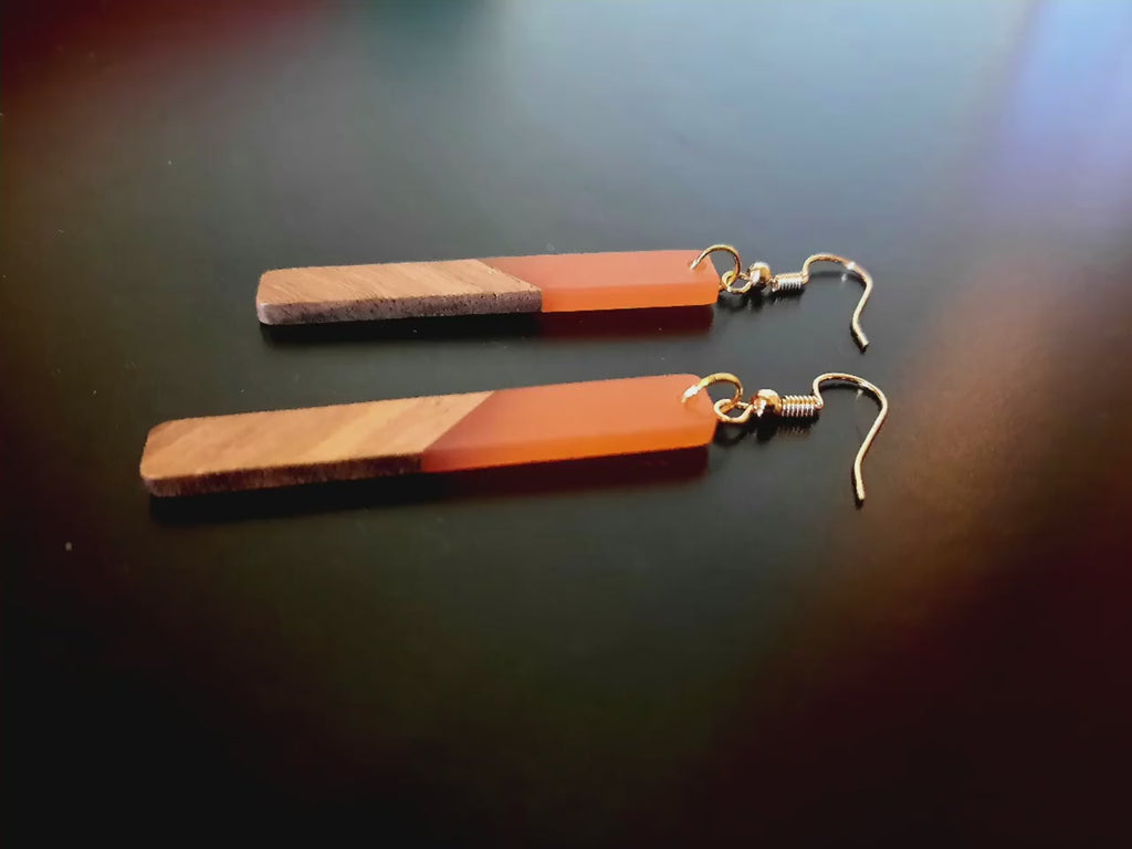 Gold-transparent wooden earrings in the form of long rods, walnut wood, resin and gold foil, handmade earrings, Germany, 7 cm, new