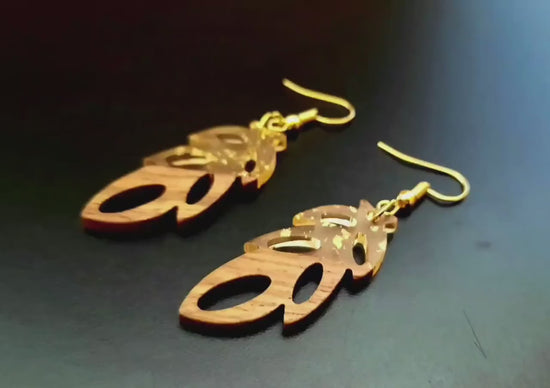 Orange-gold earrings in the form of leaves made of walnut wood, resin and gold foil, new, handmade earrings from Germany, 3 cm