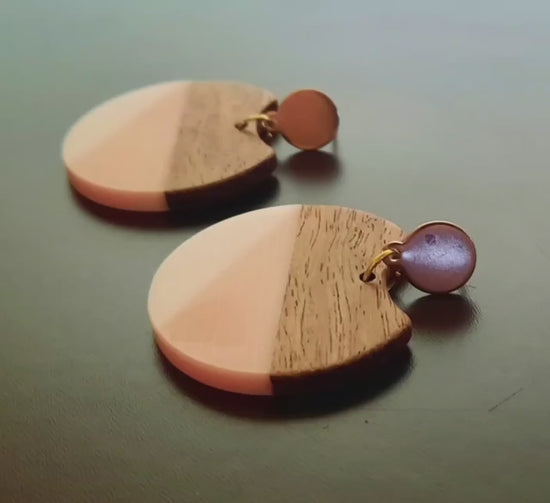 Pink-white wooden earrings / studs, circles made of walnut wood with triangles, colored synthetic resin, handmade, earrings from Germany, 6 cm