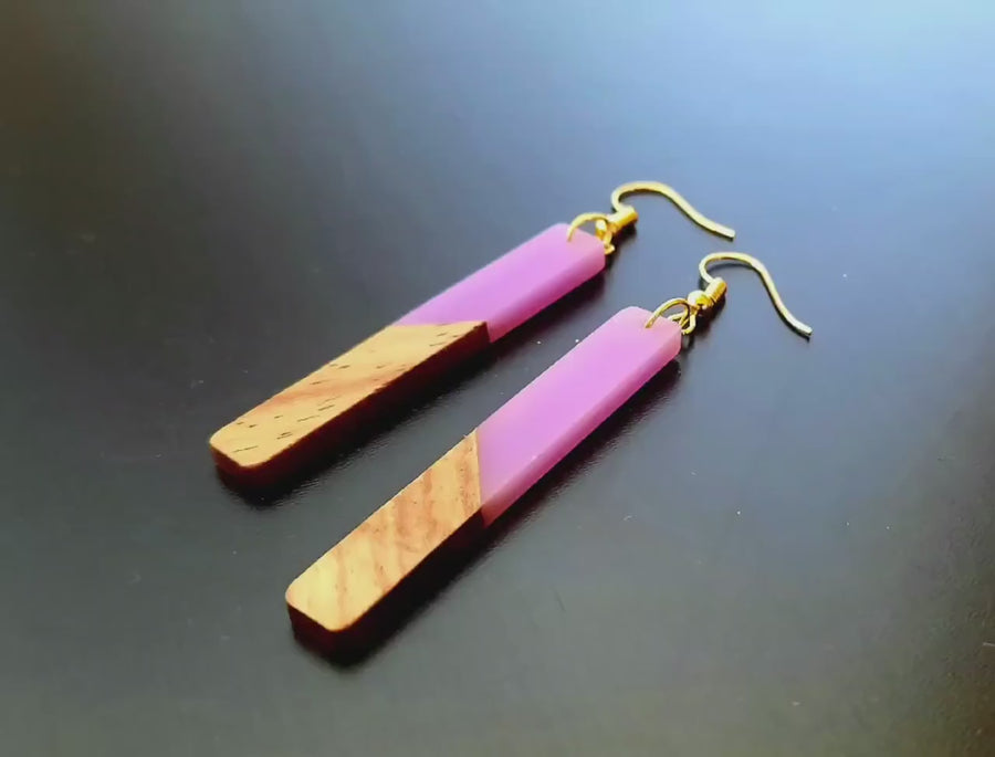 Lila-flieder wooden earrings in the shape of long sticks, made of walnut wood and synthetic resin, light purple, handmade, earrings, Germany, 7 cm