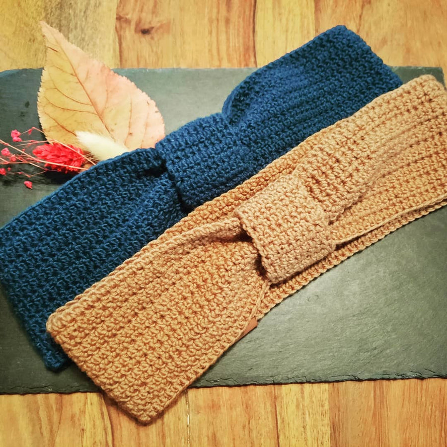 Orange-Rotes, gehäkeltes Stirnband als Twist oder in Schleifenoptik, verschiedene Farben, 100% Merinowolle, nachhaltig, handgemacht, veganes Label in Lederoptik