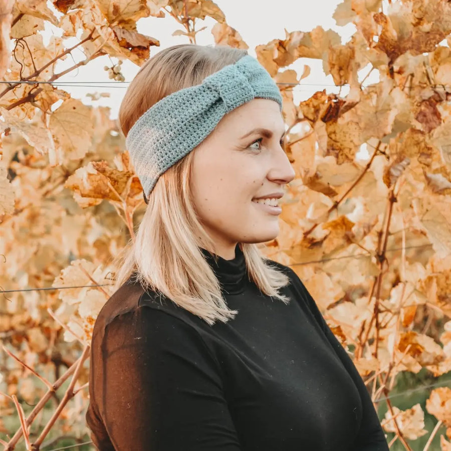 Dunkelgraues, gehäkeltes Stirnband als Twist oder in Schleifenoptik, verschiedene Farben, 100% Merinowolle, nachhaltig, handgemacht, veganes Label in Lederoptik