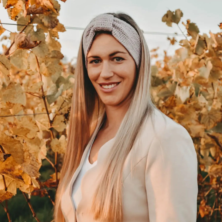Hellgraues, gehäkeltes Stirnband als Twist oder in Schleifenoptik, verschiedene Farben, 100% Merinowolle, nachhaltig, handgemacht, veganes Label in Lederoptik