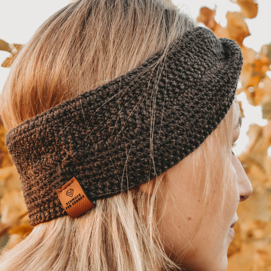 Senfgelbes, gehäkeltes Stirnband als Twist oder in Schleifenoptik, verschiedene Farben, 100% Merinowolle, nachhaltig, handgemacht, veganes Label in Lederoptik