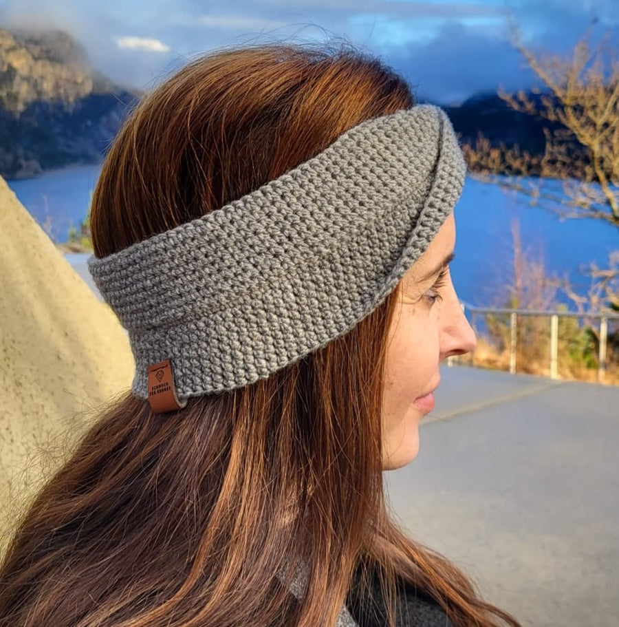Azurblaues, gehäkeltes Stirnband als Twist oder in Schleifenoptik, verschiedene Farben, 100% Merinowolle, nachhaltig, handgemacht, veganes Label in Lederoptik