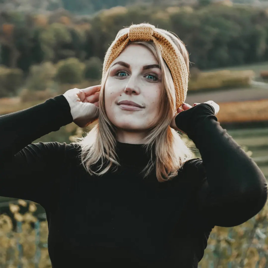 Hellgraues, gehäkeltes Stirnband als Twist oder in Schleifenoptik, verschiedene Farben, 100% Merinowolle, nachhaltig, handgemacht, veganes Label in Lederoptik