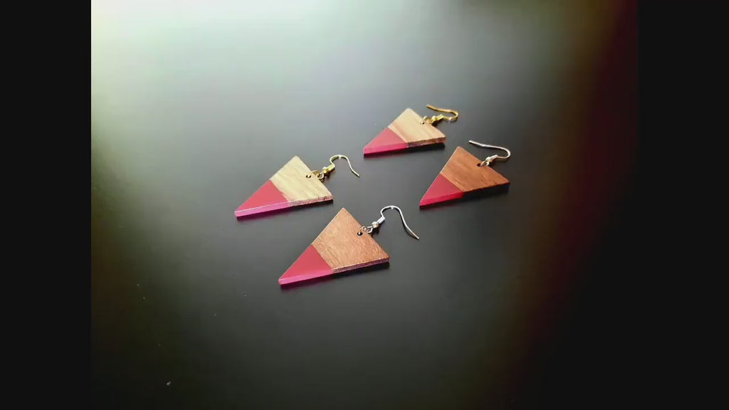 Red-brown wooden earrings in the shape of triangles with pendants made of walnut wood and resin, new, handmade earrings, Germany, 5 cm