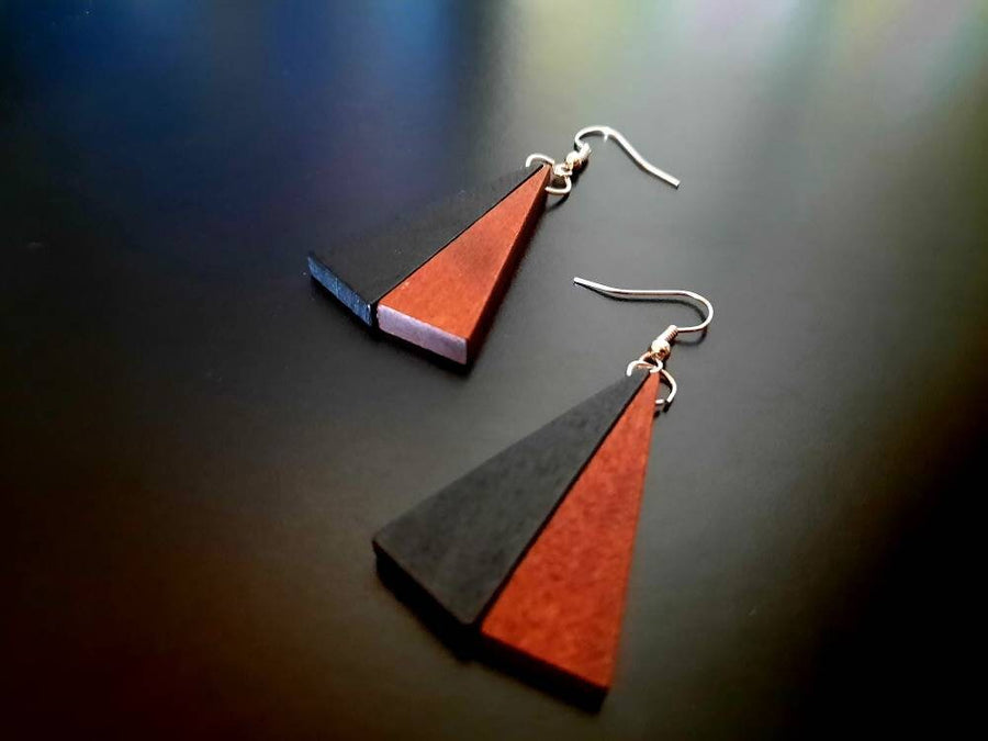 Black-brown wooden earrings in the form of triangles with pendants made of walnut wood and resin, new, handmade earrings from Germany