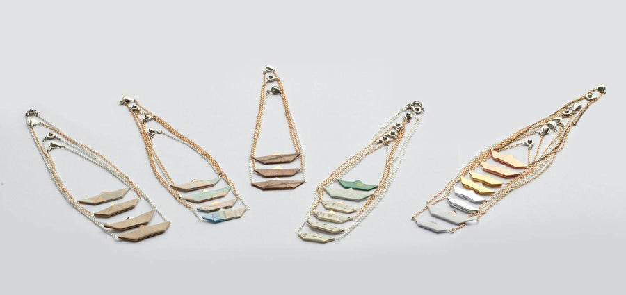 Chaîne avec pendentif en papier à musique blanc, bateau en papier, collier de couleur bronze / or / argent, bateau en papier plié à la main en vieux papier recyclé