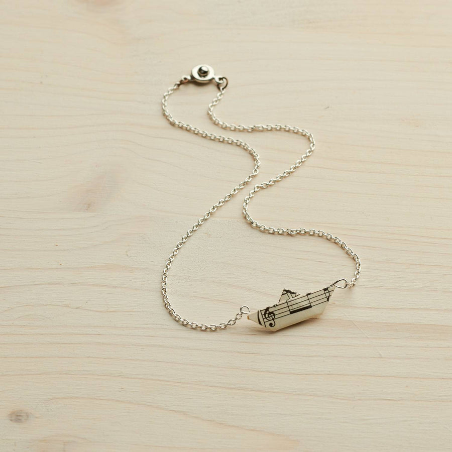 Chaîne avec pendentif en papier à musique blanc, bateau en papier, collier de couleur bronze / or / argent, bateau en papier plié à la main en vieux papier recyclé