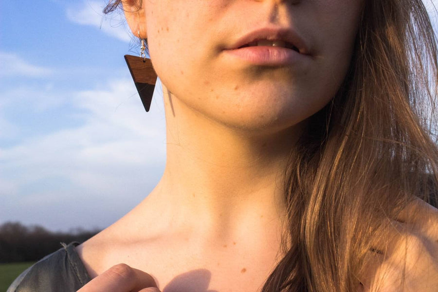 Red-brown wooden earrings in the shape of triangles with pendants made of walnut wood and resin, new, handmade earrings, Germany, 5 cm