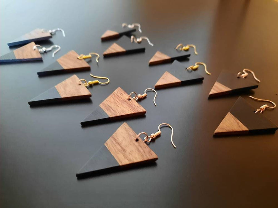 Red-brown wooden earrings in the shape of triangles with pendants made of walnut wood and resin, new, handmade earrings, Germany, 5 cm