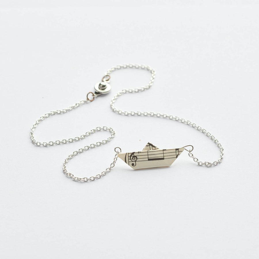 Chaîne avec pendentif en papier à musique blanc, bateau en papier, collier de couleur bronze / or / argent, bateau en papier plié à la main en vieux papier recyclé