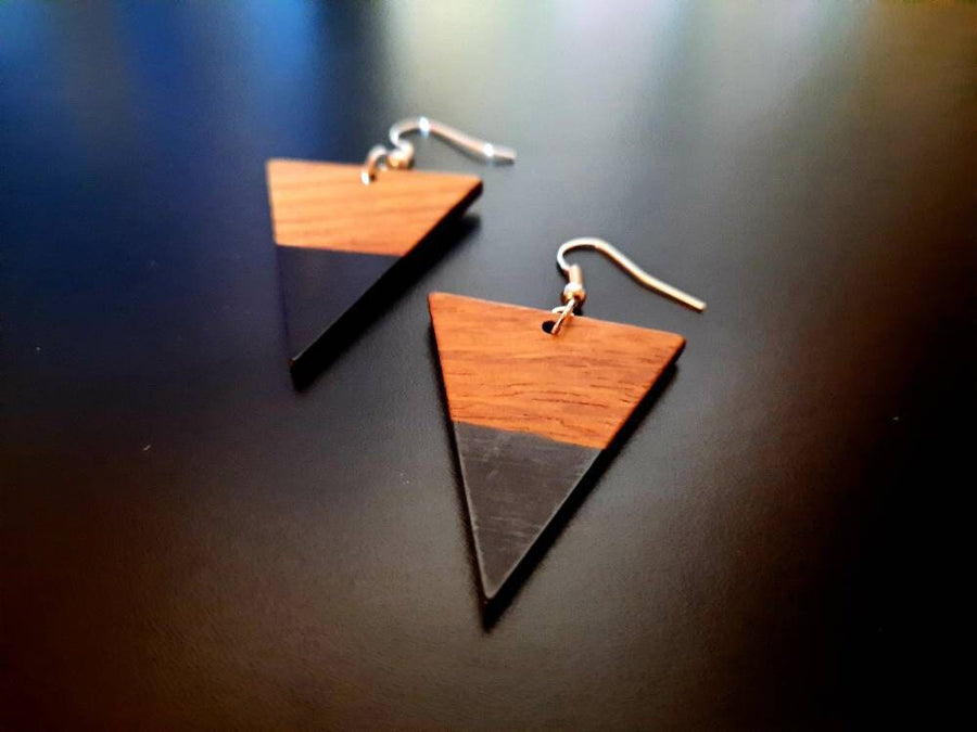 Black-brown wooden earrings in the form of triangles with pendants made of walnut wood and resin, new, handmade earrings from Germany