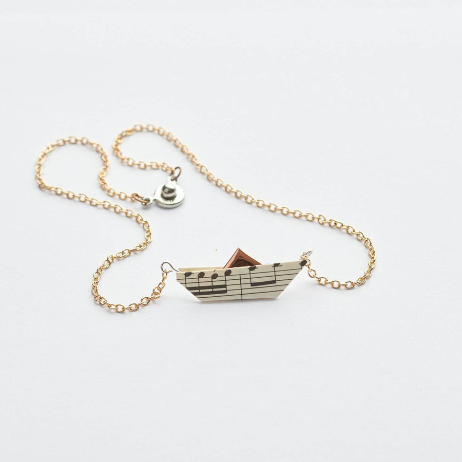 Chaîne avec pendentif en papier à musique blanc, bateau en papier, collier de couleur bronze / or / argent, bateau en papier plié à la main en vieux papier recyclé