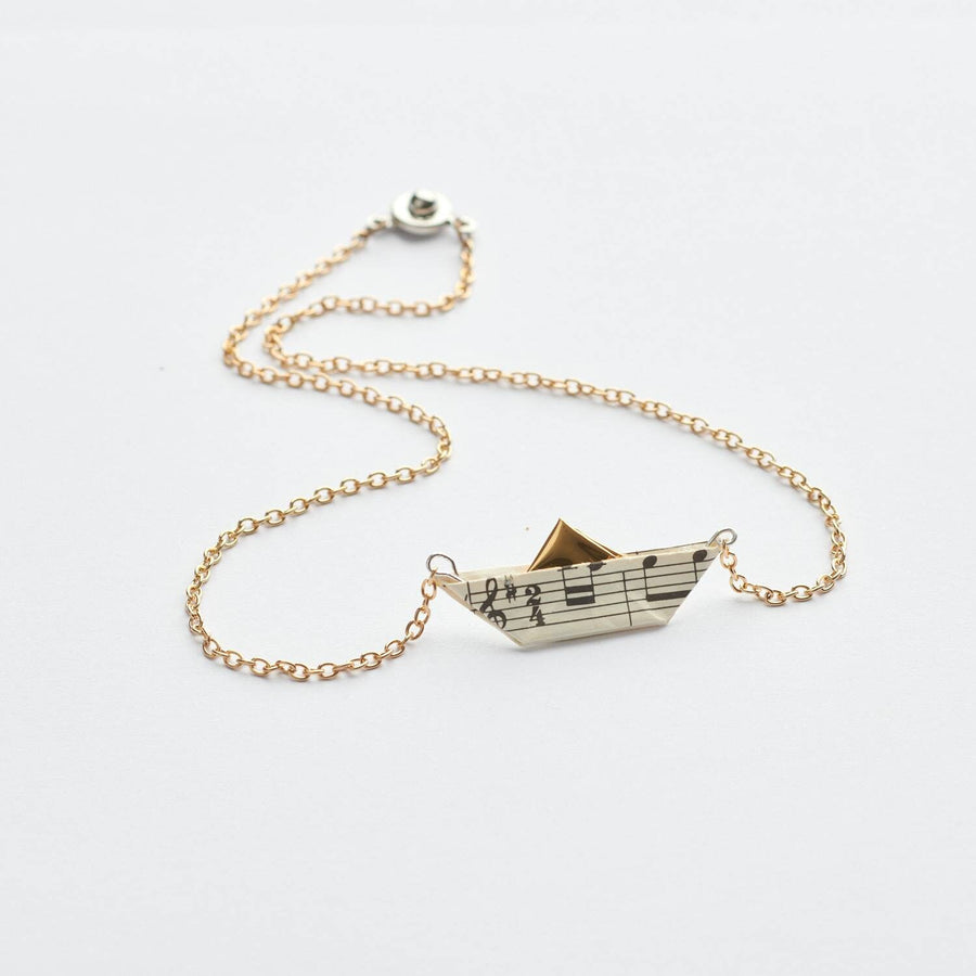 Chaîne avec pendentif en papier à musique blanc, bateau en papier, collier de couleur bronze / or / argent, bateau en papier plié à la main en vieux papier recyclé