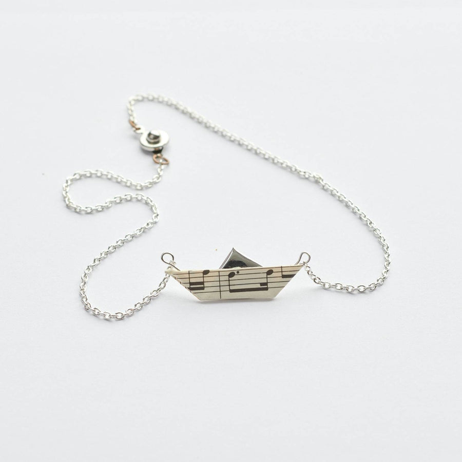 Chaîne avec pendentif en papier à musique blanc, bateau en papier, collier de couleur bronze / or / argent, bateau en papier plié à la main en vieux papier recyclé