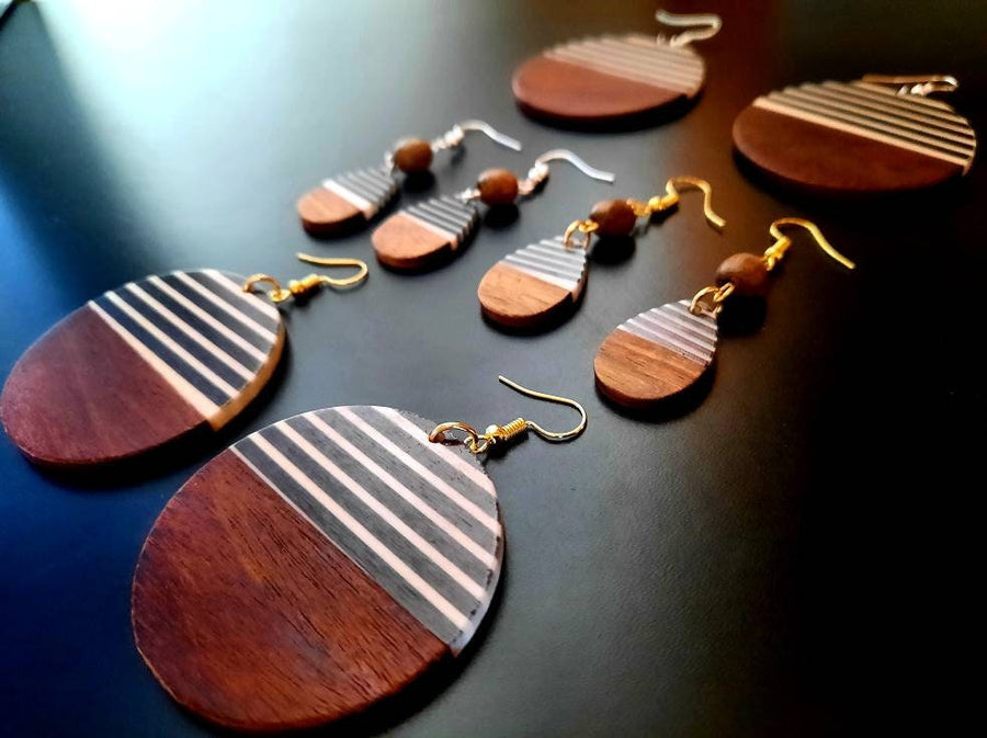 Black-white-brown striped wooden earrings in teardrop shape, made of walnut wood and resin, new, handmade earrings from Germany, 4-6 cm