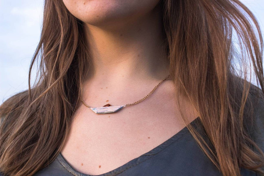 Collier avec bateau en papier de carte routière, bateau en papier, chaîne avec bateau en papier, bateau en papier plié couleur bronze / or / argent, voile, fait main, voyage, monde