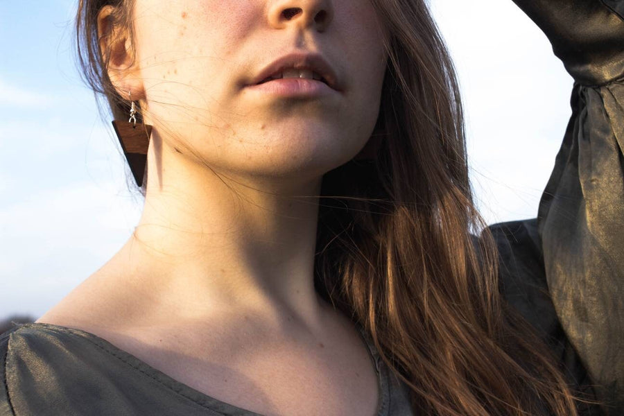 Black-brown wooden earrings in the form of triangles with pendants made of walnut wood and resin, new, handmade earrings from Germany