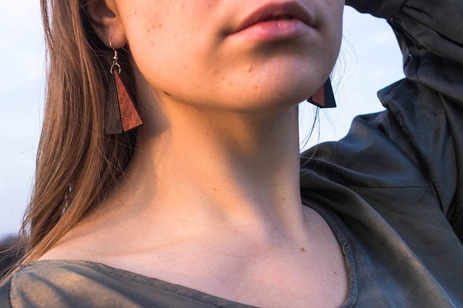 Black-brown wooden earrings in the form of triangles with pendants made of walnut wood and resin, new, handmade earrings from Germany