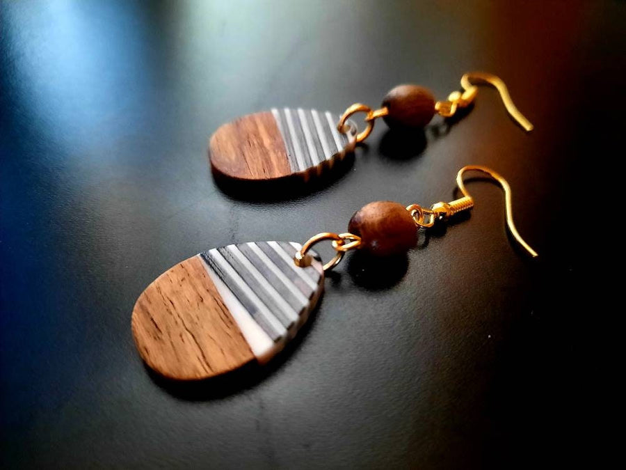 Black-white-brown striped wooden earrings in round shape made of walnut wood and resin, new, handmade earrings from Germany, 4-6 cm