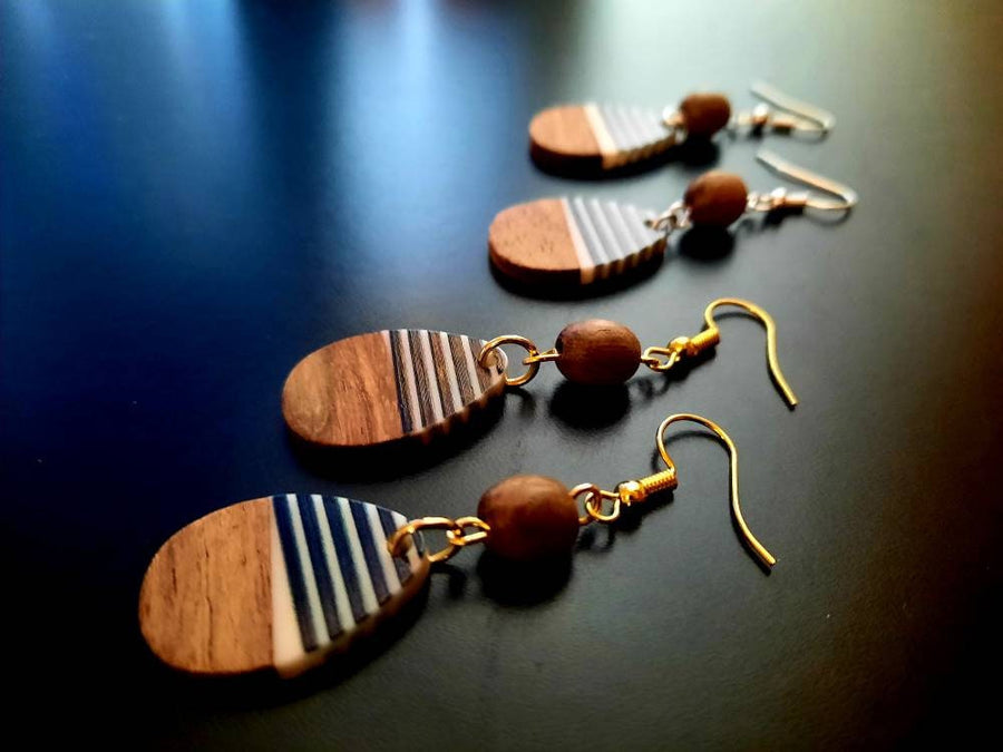 Black-white-brown striped wooden earrings in teardrop shape, made of walnut wood and resin, new, handmade earrings from Germany, 4-6 cm