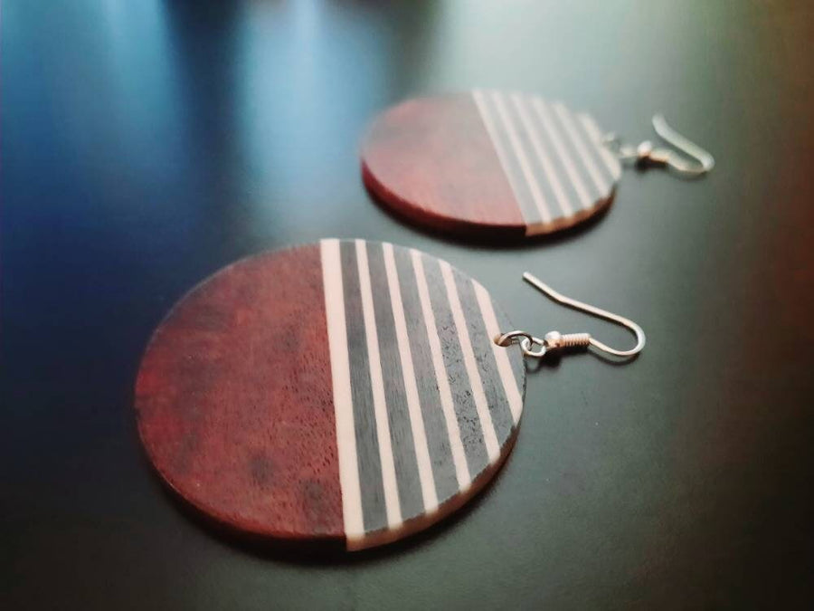 Black-white-brown striped wooden earrings in round shape made of walnut wood and resin, new, handmade earrings from Germany, 4-6 cm